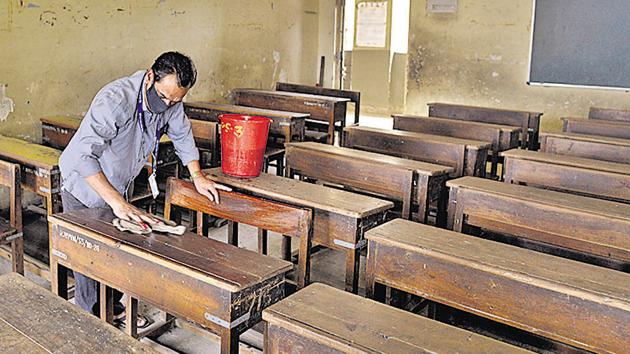 Staff cleans and sanitizes a school in Jogeshwari (East).(Satyabrata Tripathy/HT Photo)