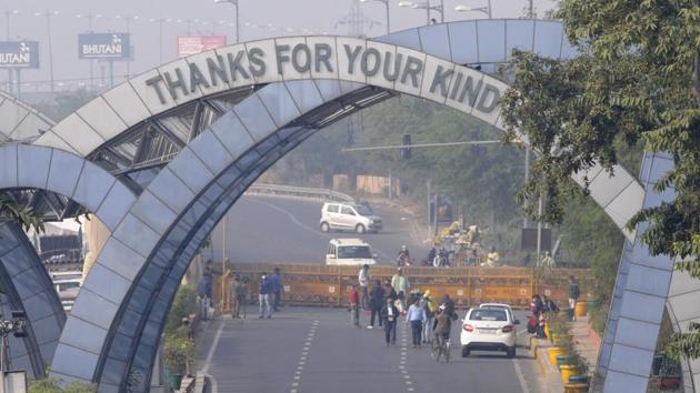 Farmers closed Delhi-Noida gate at Noida Sector 14A on Saturday.(Photo by Sunil Ghosh / Hindustan Times)