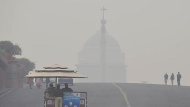 According to weather scientists at the India Meteorological Department, with stubble burning incidents being negligible at present, local pollutants that have accumulated in the atmosphere have not been able to disperse because of unfavourable weather conditions.(Vipin Kumar/HT PHOTO) According to weather scientists at the India Meteorological Department, with stubble burning incidents being negligible at present, local pollutants that have accumulated in the atmosphere have not been able to disperse because of unfavourable weather conditions.(Vipin Kumar/HT PHOTO)