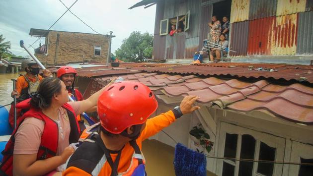 Rescuers evacuate residents amid flooding caused by overnight heavy rains in Medan, Indonesia on December 4. (Rahmad Suryadi / AFP) Rescuers evacuate residents amid flooding caused by overnight heavy rains in Medan, Indonesia on December 4. (Rahmad Suryadi / AFP)