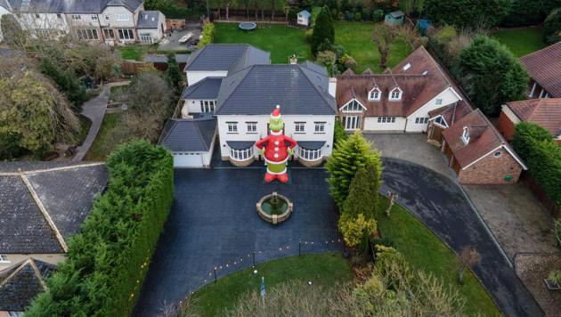 The image shows the huge Grinch. (Twitter/@AliceHouseHosp) The image shows the huge Grinch. (Twitter/@AliceHouseHosp)