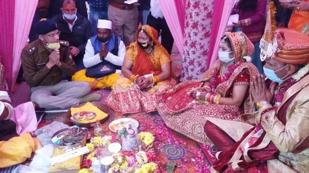 SP Manikant Mishra administering Covid-19 containment pledge at a wedding to bride, groom and other guests in Bageshwar, Uttarakhand. (HT Photo) SP Manikant Mishra administering Covid-19 containment pledge at a wedding to bride, groom and other guests in Bageshwar, Uttarakhand. (HT Photo)