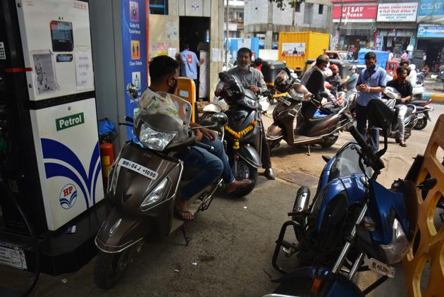 Petrol price was hiked by 28 paise per litre and diesel by 29 paise, the fifth straight day of increase in rates due to firming international oil prices.(HT Photo/ Praful Gangurde)