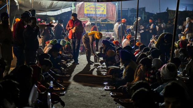 Members of various farmer organizations serve 'langar' to fellow farmers at Singhu border during their 'Delhi Chalo' protest march against the new farm law, in New Delhi, Saturday, Dec. 5, 2020.(PTI photo) Members of various farmer organizations serve 'langar' to fellow farmers at Singhu border during their 'Delhi Chalo' protest march against the new farm law, in New Delhi, Saturday, Dec. 5, 2020.(PTI photo)