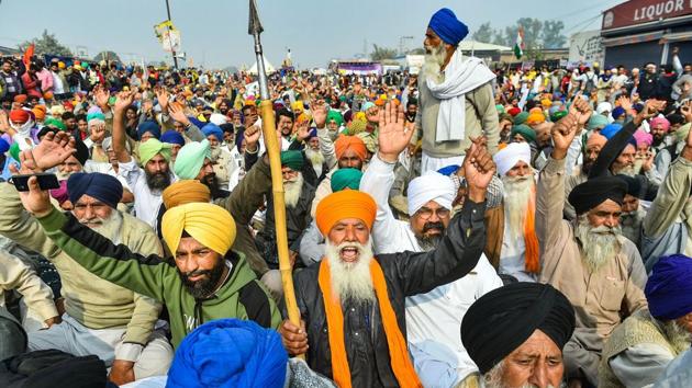 Farmers shout slogans during their 'Delhi Chalo' protest march against the new farm laws, at Delhi-UP border in New Delhi.(PTI)