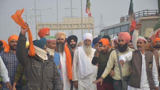 Farmers arrive to join demonstrators at the Delhi- UP Gate protest site near Ghazipur while talks are held with the Centre on farm reform laws, in Ghaziabad, India.(Photo by Sakib Ali /Hindustan Times)