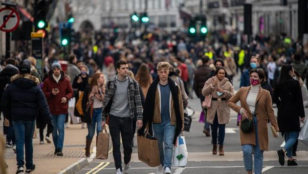 Shoppers walk along a temporarily pedestrianized Regent Street in London, U.K., on Saturday, Dec. 5, 2020.(Bloomberg photo)