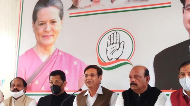 Congress’ Uttarakhand President Pritam Singh (centre) during press conference at party headquarters in Dehradun on Monday(Kalyan Das/HT PHOTO)