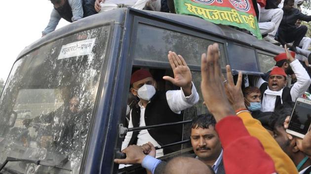 Akhilesh Yadav in police van after the police detained him on Monday.(Deepak Gupta/HT Photo)