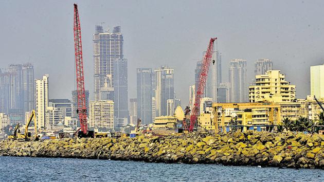 Coastal road construction is underway at Amarsons Park in Breach Candy, where BMC is also conducting geotechnical survey of the sea bed, as it is the site where coastal road interchanges are planne.(Anshuman Poyrekar/HT Photo)