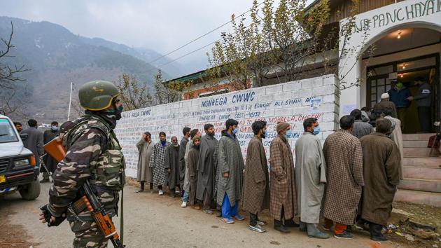 Residents wait in a queue to cast their votes during the fourth phase of District Development Council (DDC) elections, at Laar in Ganderbal district of J&K on December 7.(PTI)