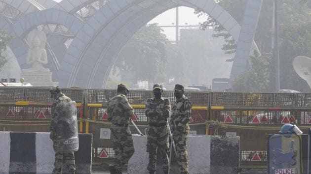 Security personnel stand guard at Delhi-Noida Gate during the ongoing protest against the new farm laws in Noida.(HT photo) Security personnel stand guard at Delhi-Noida Gate during the ongoing protest against the new farm laws in Noida.(HT photo)