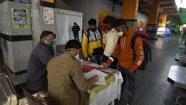 Travellers seen at a Covid-19 test registration desk at Hazrat Nizamuddin railway station in New Delhi on December 7. Delhi has recorded a total of 592,250 cases of Covid-19 disease until now, of which 557,914 individuals have recovered, HT reported citing government data. (Biplov Bhuyan / HT Photo) Travellers seen at a Covid-19 test registration desk at Hazrat Nizamuddin railway station in New Delhi on December 7. Delhi has recorded a total of 592,250 cases of Covid-19 disease until now, of which 557,914 individuals have recovered, HT reported citing government data. (Biplov Bhuyan / HT Photo)