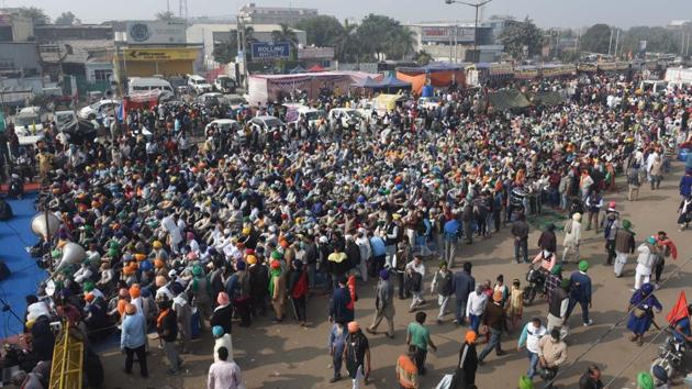 In anticipation of disruption of vehicular traffic on Bharat Band on Tuesday, the Odisha government ordered its offices to remain shut.(Vipin Kumar/HT PHOTO)