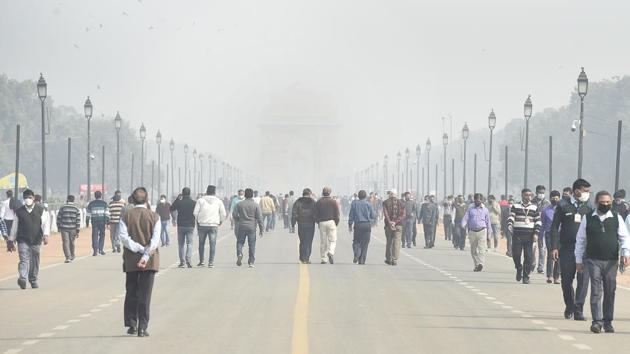 People wearing face masks stroll at India Gate on a hazy afternoon in New Delhi on December 4. Delhi continued to maintain the positivity rate – the proportion of samples that return positive among total samples tested – less than 5% for the fifth straight day on December 7, HT reported. (Arvind Yadav / HT Photo) People wearing face masks stroll at India Gate on a hazy afternoon in New Delhi on December 4. Delhi continued to maintain the positivity rate – the proportion of samples that return positive among total samples tested – less than 5% for the fifth straight day on December 7, HT reported. (Arvind Yadav / HT Photo)