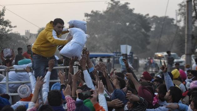 Winter essentials being distributed as farmers continue their protest against farm reform laws at Singhu Border near Delhi, on December 6, 2020. (Sanchit Khanna/HT Photo) Winter essentials being distributed as farmers continue their protest against farm reform laws at Singhu Border near Delhi, on December 6, 2020. (Sanchit Khanna/HT Photo)