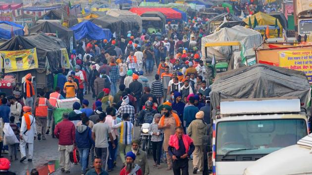 A long queue of tractors and trolleys of protesting farmers parked in the middle of the highway near Singhu (Delhi-Haryana) border in Sonipat district of Haryana on Monday.(Ravi Kumar/HT PHOTO)