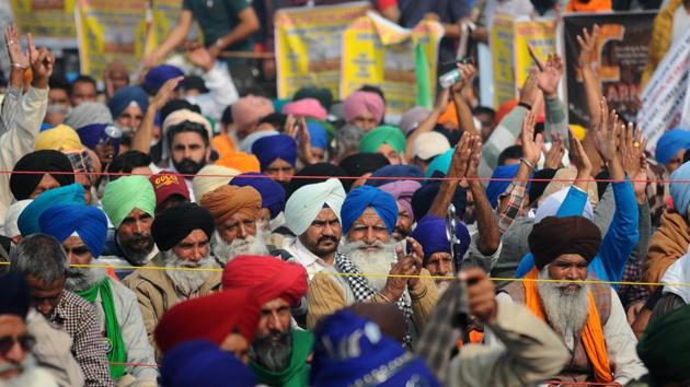 Protesting farmers raising slogans against farm reform laws near Singhu on the Delhi-Haryana border on Monday.(Ravi Kumar/HT PHOTO) Protesting farmers raising slogans against farm reform laws near Singhu on the Delhi-Haryana border on Monday.(Ravi Kumar/HT PHOTO)