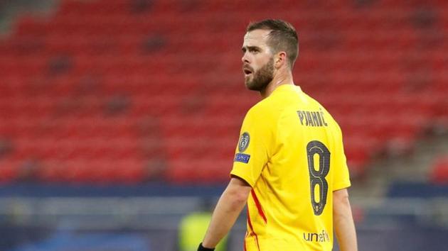 FILE PHOTO: Soccer Football - Champions League - Group G - Ferencvaros v FC Barcelona - Puskas Arena, Budapest, Hungary - December 2, 2020 Barcelona's Miralem Pjanic REUTERS/Bernadett Szabo/File Photo(REUTERS)