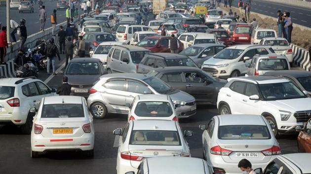 While the traffic situation was under control over the weekend, the traffic police as warned that on Monday, motorists are likely to get caught in long snarls.(Sakib Ali/HT Photo) While the traffic situation was under control over the weekend, the traffic police as warned that on Monday, motorists are likely to get caught in long snarls.(Sakib Ali/HT Photo)