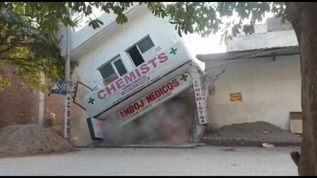 The building in Zirakpur starts to collapse at about 4 pm on Monday. Mohali administration and police were informed when it developed cracks in the morning. (Sant Arora/Hindustan Times) The building in Zirakpur starts to collapse at about 4 pm on Monday. Mohali administration and police were informed when it developed cracks in the morning. (Sant Arora/Hindustan Times)