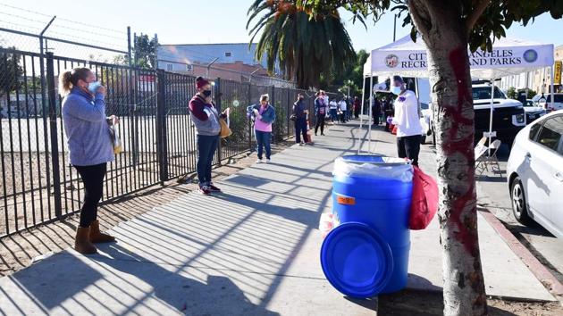 People queue to give their swab samples outside a mobile pop-up test site in Los Angeles, California on December 3. According to Johns Hopkins University, the United States on December 5 recorded 213,877 new Covid-19 infections, the country’s fourth consecutive day of more than 200,000 daily infections. (Frederic J Brown / AFP) People queue to give their swab samples outside a mobile pop-up test site in Los Angeles, California on December 3. According to Johns Hopkins University, the United States on December 5 recorded 213,877 new Covid-19 infections, the country’s fourth consecutive day of more than 200,000 daily infections. (Frederic J Brown / AFP)