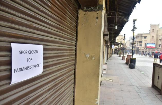 Shops on Heritage Street leading to the Golden Temple in Amritsar remained closed on Tuesday in support of the Bharat Bandh call given by farmers protesting the Centre’s new farm laws.(Sameer Sehgal/HT)