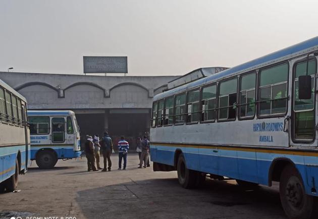 Haryana Roadways bus operations were affected by the Bharat Bandh call as farmers blocked National Highway 44 on Tuesday.(HT Photo)