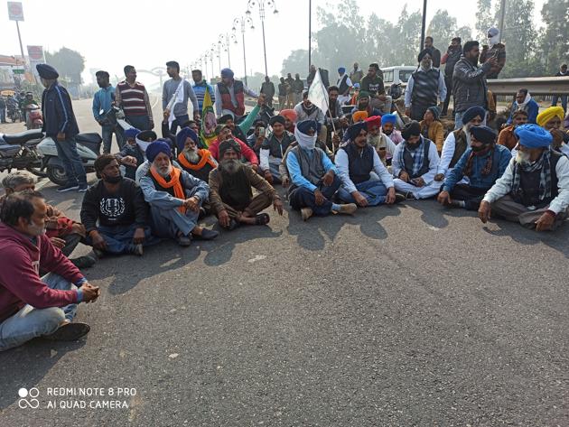 Farmers protesting on the national highway in Ambala on Tuesday. (HT Photo) Farmers protesting on the national highway in Ambala on Tuesday. (HT Photo)