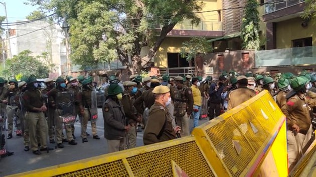 Aam Aadmi Party tweeted photos of police deployment in front of Arvind Kejriwal’s house on Tuesday(Twitter/AAP) Aam Aadmi Party tweeted photos of police deployment in front of Arvind Kejriwal’s house on Tuesday(Twitter/AAP)