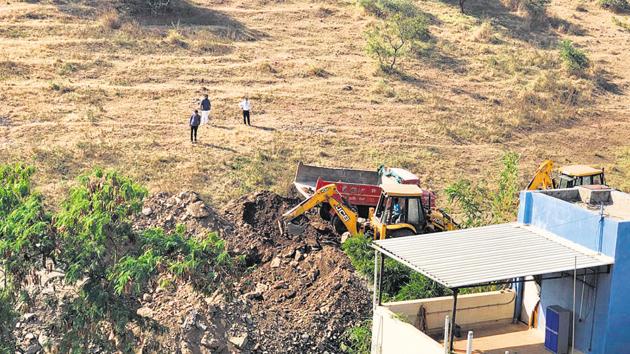 A stop-work notice was issued to MIT citing unauthorised work on the hill slope at survey number 123 in Kothrud.(HT PHOTO)