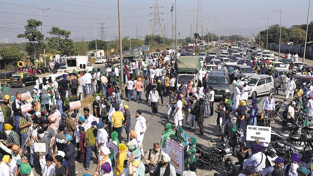 Protesters block the highway at Mankhurd as part of Tuesday’s Bharat Bandh call by farmers. (Satish Bate/HT Photo) Protesters block the highway at Mankhurd as part of Tuesday’s Bharat Bandh call by farmers. (Satish Bate/HT Photo)