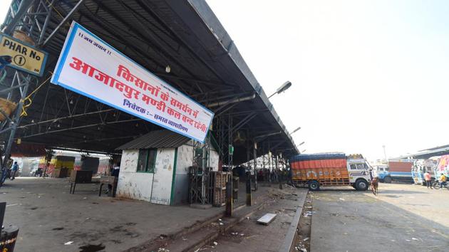 Azadpur fruit market wears a deserted look during the “Bharat Bandh” in New Delhi on December 8. Amid the nationwide strike, Home minister Amit Shah invited a group of protesting farmers for a meeting at in the evening on December 8, before the two parties sit for the sixth round of talks tomorrow. (Shahbaz Khan / PTI) Azadpur fruit market wears a deserted look during the “Bharat Bandh” in New Delhi on December 8. Amid the nationwide strike, Home minister Amit Shah invited a group of protesting farmers for a meeting at in the evening on December 8, before the two parties sit for the sixth round of talks tomorrow. (Shahbaz Khan / PTI)