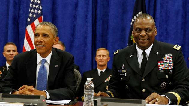FILE PHOTO: U.S. President Barack Obama sits next to Commander of Central Command Gen. Lloyd Austin III during a briefing from top military leaders while at U.S. Central Command at MacDill Air Force Base in Tampa, Florida, September 17, 2014. REUTERS/Larry Downing/File Photo