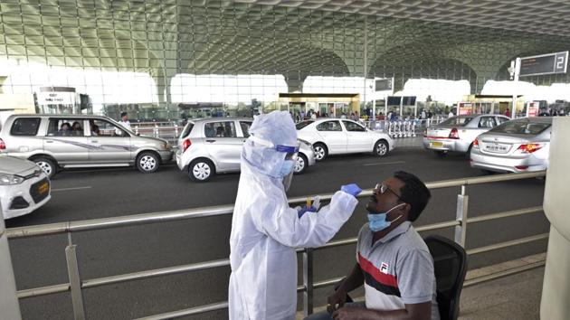 File photo: Healthcare workers during Covid-19 screening and swab test of passengers at Mumbai Airport.(Satyabrata Tripathy/HT Photo) File photo: Healthcare workers during Covid-19 screening and swab test of passengers at Mumbai Airport.(Satyabrata Tripathy/HT Photo)