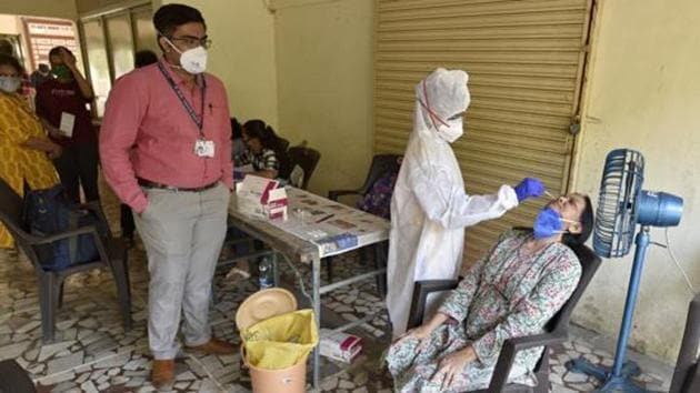 Healthcare workers conduct Covid-19 screening at Malad(E) in Mumbai earlier this month.(HT file photo) Healthcare workers conduct Covid-19 screening at Malad(E) in Mumbai earlier this month.(HT file photo)