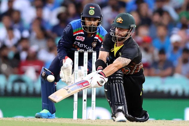Australia's batsman Matthew Wade plays a sweep shot as India's wicketkeeper KL Rahul (L) looks on during the third T20 cricket match between Australia and India at the Sydney Cricket Ground (SCG) in Sydney on December 8, 2020. (Photo by DAVID GRAY / AFP) / --IMAGE RESTRICTED TO EDITORIAL USE - STRICTLY NO COMMERCIAL USE-- (AFP)