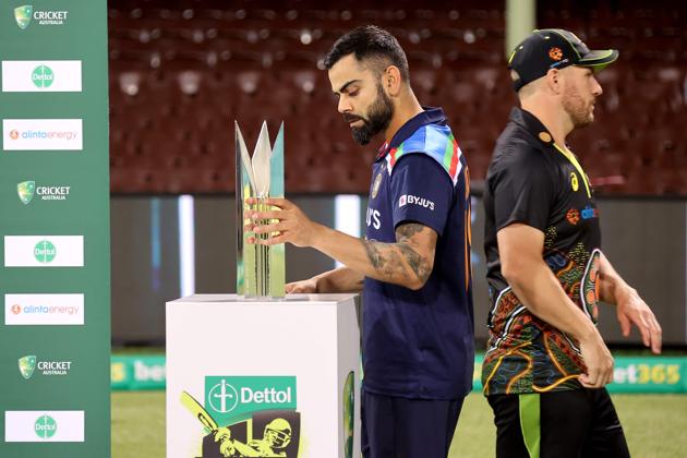 India's captain Virat Kohli (L) lifts the winning Dettol T20 cricket series trophy at the Sydney Cricket Ground (SCG) in Sydney on December 8, 2020. (Photo by David Gray / AFP) / --IMAGE RESTRICTED TO EDITORIAL USE - STRICTLY NO COMMERCIAL USE-- (AFP)