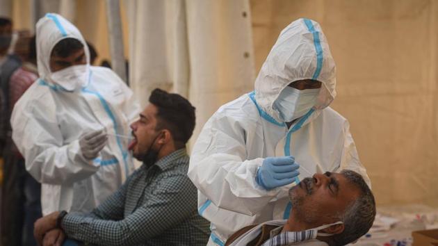 Experts believe that the spread of the infection is under control when the positivity rate is 5% or less for two weeks. (Sanchit Khanna/HT Photo) Experts believe that the spread of the infection is under control when the positivity rate is 5% or less for two weeks. (Sanchit Khanna/HT Photo)