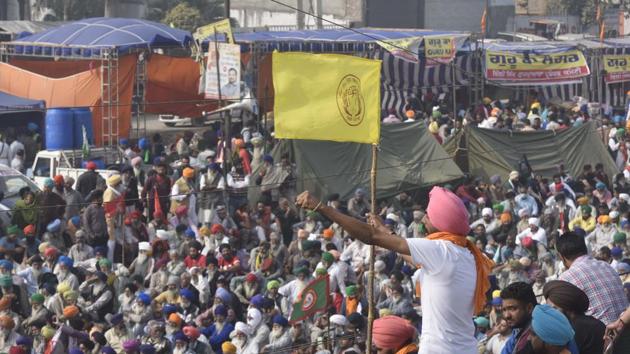 Farmers raise slogans during the ongoing protest against the new farm laws at Singhu Border, in New Delhi on Monday.(Vipin Kumar/HT Photo) Farmers raise slogans during the ongoing protest against the new farm laws at Singhu Border, in New Delhi on Monday.(Vipin Kumar/HT Photo)