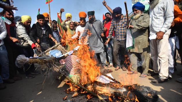 Members of various farmers' organizations burning an effigy of Prime Minister Narendra Modi in protest against the new farm laws, at (Delhi-Haryana) Singhu border, near New Delhi on December 8. Major opposition parties have also supported the farmers’ strike call. The farmers have stocked up on months of supplies, preparing to dig in for months on New Delhi’s borders. (Raj K Raj / HT Photo) Members of various farmers' organizations burning an effigy of Prime Minister Narendra Modi in protest against the new farm laws, at (Delhi-Haryana) Singhu border, near New Delhi on December 8. Major opposition parties have also supported the farmers’ strike call. The farmers have stocked up on months of supplies, preparing to dig in for months on New Delhi’s borders. (Raj K Raj / HT Photo)