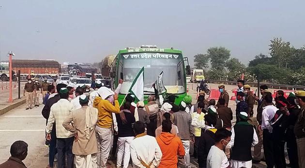 Farmers blocking Yamuna expressway during Bharat Bandh against new farm bills, in Mathura on Tuesday.(ANI photo) Farmers blocking Yamuna expressway during Bharat Bandh against new farm bills, in Mathura on Tuesday.(ANI photo)