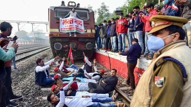 Police stand guard as Samajwadi Party (SP) workers stage a “Rail Roko” demonstration in support of the nationwide strike called by agitating farmers, in Prayagraj on December 8. Anticipating rail blockades in 16 states, the Railways had issued directives to zonal officials on December 7 for maintaining law and order in trains and station premises. (PTI) Police stand guard as Samajwadi Party (SP) workers stage a “Rail Roko” demonstration in support of the nationwide strike called by agitating farmers, in Prayagraj on December 8. Anticipating rail blockades in 16 states, the Railways had issued directives to zonal officials on December 7 for maintaining law and order in trains and station premises. (PTI)