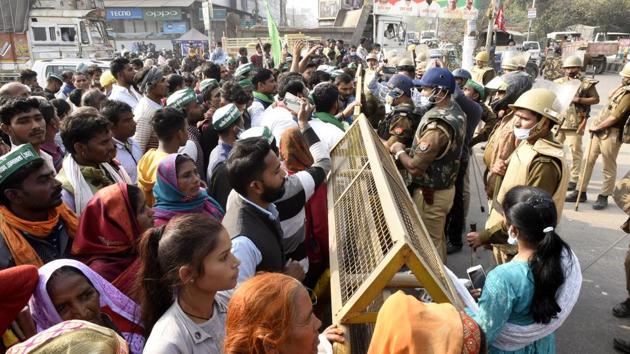 Lucknow police officials managing protesters during protest in solidarity with Bharat Bandh called by farmers against new farm laws, at Dubagga, in Lucknow, Uttar Pradesh , India, on Tuesday, December 8, 2020. (Dheeraj Dhawan/ Hindustan Times photo) Lucknow police officials managing protesters during protest in solidarity with Bharat Bandh called by farmers against new farm laws, at Dubagga, in Lucknow, Uttar Pradesh , India, on Tuesday, December 8, 2020. (Dheeraj Dhawan/ Hindustan Times photo)