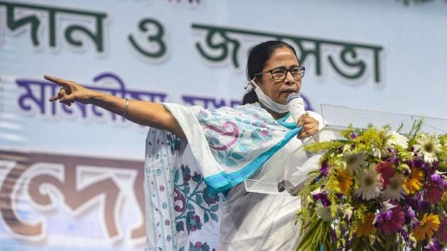 West Bengal Chief Minister Mamata Banerjee addresses a rally at Raniganj.(PTI) West Bengal Chief Minister Mamata Banerjee addresses a rally at Raniganj.(PTI)