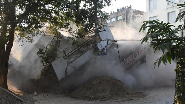 A building collapsed in Zirakpur’s Balaji Enclave on Monday, December 7 after a plot next to it was dug beyond permissible limits. The MC has been not taking action in a number of cases of violations of building bye-laws. (HT Photo) A building collapsed in Zirakpur’s Balaji Enclave on Monday, December 7 after a plot next to it was dug beyond permissible limits. The MC has been not taking action in a number of cases of violations of building bye-laws. (HT Photo)