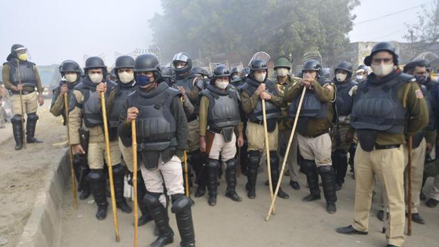 Security personnel stand guard at Singhu border during the ongoing farmers' protest against the Centre's farm reform laws, in New Delhi on December 8.(PTI)