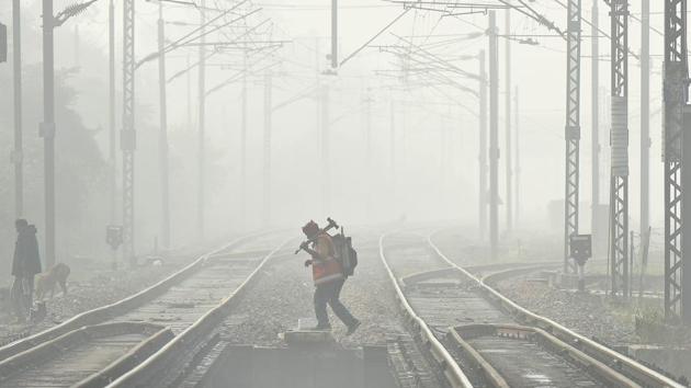 A man crosses a railway track at Nizamuddin amid heavy fog in New Delhi on December 7, 2020.(Biplov Bhuyan/HT Photo) A man crosses a railway track at Nizamuddin amid heavy fog in New Delhi on December 7, 2020.(Biplov Bhuyan/HT Photo)