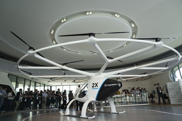 Singapore is set to host the world’s first electric-powered air taxi service by the end of 2023, according to Volocopter GmbH, which is developing the vertical-takeoff craft.(Bloomberg)