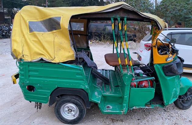The auto in which the infant and his parents were travelling in. (HT PHOTO) The auto in which the infant and his parents were travelling in. (HT PHOTO)